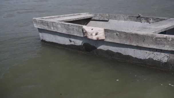 Un vieux bateau sur la jetée du quai gros plan. Vieux fer effiloché et nez de bateau minable attaché au quai en bois close-up .