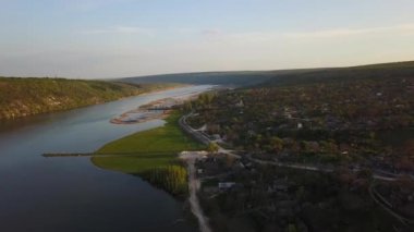 Nehir ve küçük köy manzaralı. Moldova Cumhuriyeti Dniester Nehri.