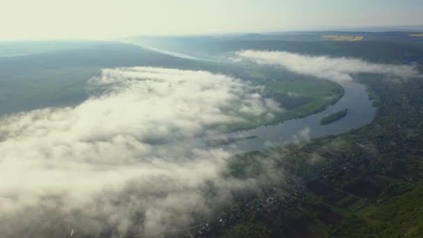 Powoli Spoglądając Nad Dniestru Rzeki Małej Wioski Pokrytej Mgłą Porannym — Wideo stockowe