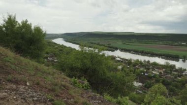 Nehir ile yaz manzara panorama. Dinyester Nehri, Moldova. Steadicam atış.