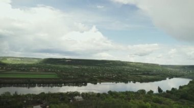Nehir ile yaz manzara panorama. Dinyester Nehri, Moldova. Steadicam atış.