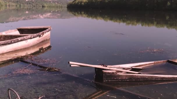 淹没的旧船岸上 — 图库视频影像