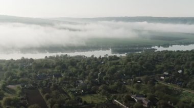 Dinyester Nehri ve küçük köy sabah güneşinde sisle kaplı.