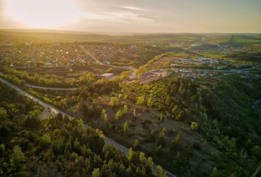 Küçük bir köy üzerinde uçuş