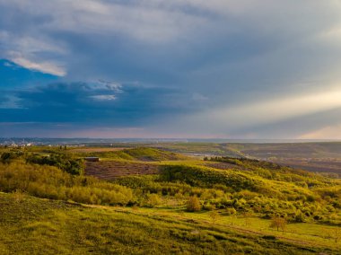Gün batımında ilkbaharda tarlanın üzerinde uçuş. Moldova Cumhuriyeti.
