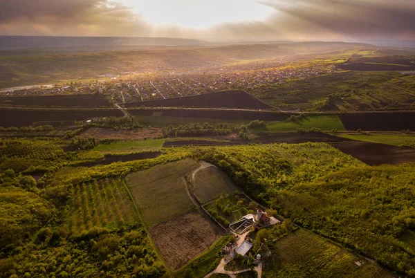 Przelot nad pole uprawowe wiosną o zachodzie słońca. Republika Mołdawii. — Zdjęcie stockowe