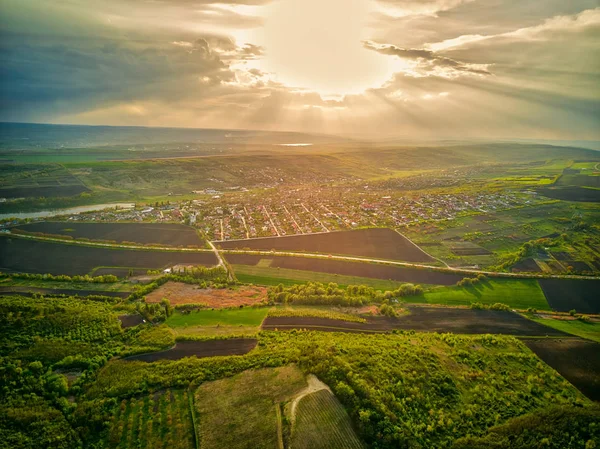 Volo sul campo coltivabile in primavera al tramonto. Moldova Repubblica di . — Foto Stock