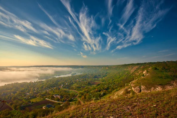 Flodlandskap tidigt på morgonen. En koja i fjärran, och trädet täckt av mystisk dimma, mycket tyst och lugn. — Stockfoto