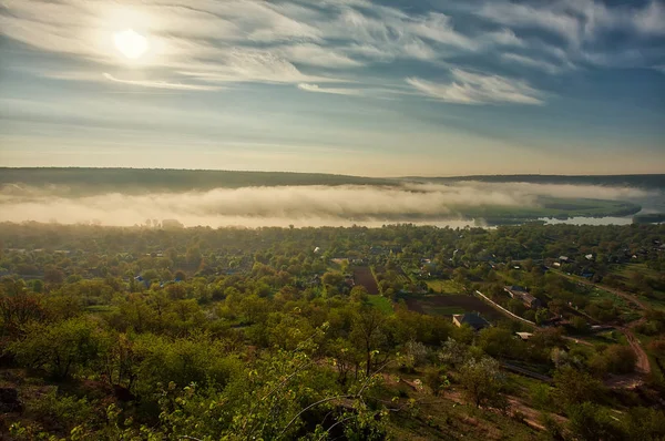 Flodlandskap tidigt på morgonen. En koja i fjärran, och trädet täckt av mystisk dimma, mycket tyst och lugn. — Stockfoto