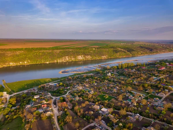 Vista Arial sobre el río y el pequeño pueblo . — Foto de Stock