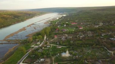 Nehir ve küçük köy manzaralı. Moldova Cumhuriyeti Dniester Nehri.