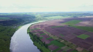 İlkbaharda nehir ve orman üzerinde uçuş. Moldova Cumhuriyeti'nin Dinyester Nehri.