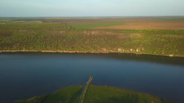 春には川の上を飛行する モルドバ共和国のドニエスター川 — ストック動画