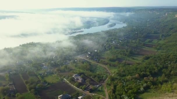 Mirando Lentamente Hacia Arriba Sobre Río Dniester Pequeño Pueblo Cubierto — Vídeo de stock