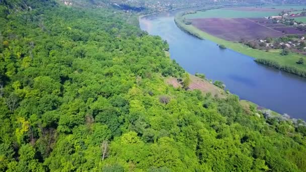 春天在河流和森林上空飞行 摩尔多瓦共和国的德涅斯特河 — 图库视频影像