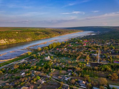 Nehir ve küçük köy üzerinde Arial görünümü.