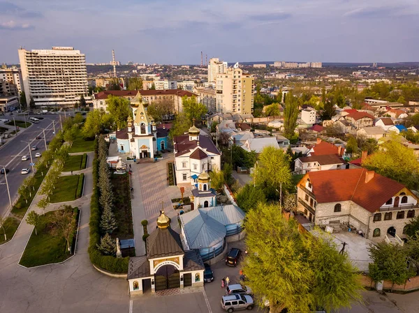 Vista aérea del dron de la iglesia cristiana en la ciudad de Kishinev —  Fotos de Stock