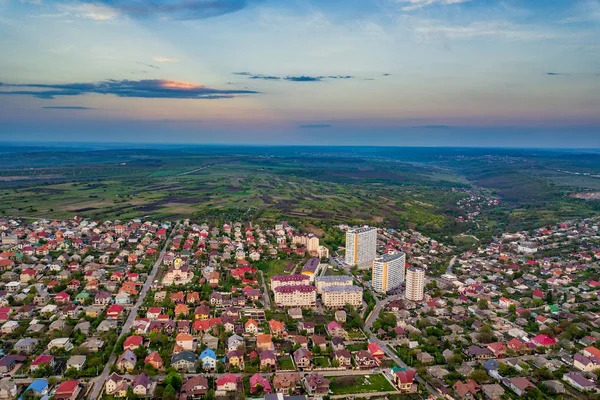 Vuelo aéreo con drones sobre una comunidad suburbana —  Fotos de Stock