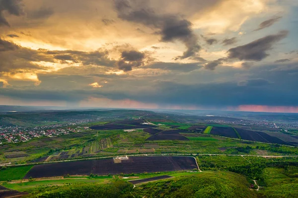 Volo sul campo coltivabile in primavera al tramonto. Moldova Repubblica di . — Foto Stock