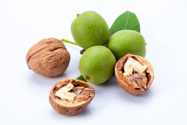 Genç ve yaşlı ceviz yaprakları ile