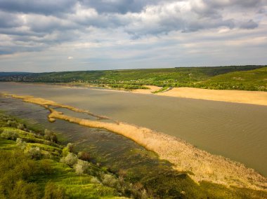 İlkbaharda nehir ve orman üzerinde uçuş. Moldova Cumhuriyeti'nin Dinyester Nehri.
