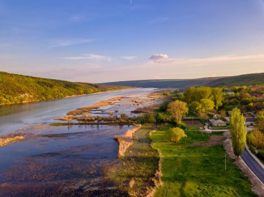 Nehir ve küçük köy üzerinde Arial görünümü.