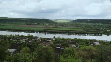 Nehir ile yaz manzara panorama. Dinyester Nehri, Moldova. Steadicam atış.