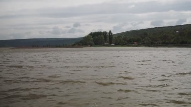 Κύματα Νερού Στο Ποτάμι Λασπωμένα Κύματα Του Ποταμού — Αρχείο Βίντεο