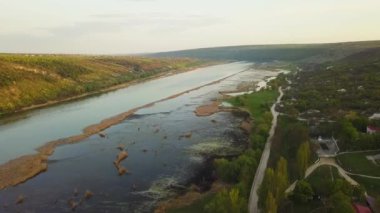 Nehir ve küçük köy manzaralı. Moldova Cumhuriyeti Dniester Nehri.