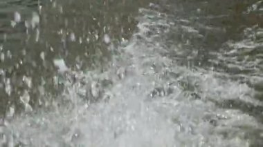 Tekne bir hız yavaş hareket nehir üzerinde yelken