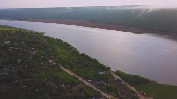Πετώντας Πάνω Από Ποτάμι Και Ένα Μικρό Χωριό Μια Ηλιόλουστη — Αρχείο Βίντεο