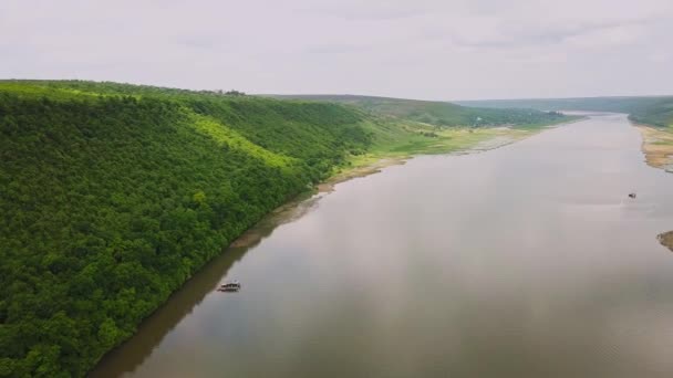 Volando Sobre Río Soleado Día Verano Río Dniéster República Moldavia — Vídeo de stock