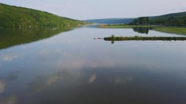 Güneşli bir yaz gününde nehir üzerinde uçmak. Moldova Cumhuriyeti'nin Dinyester Nehri.