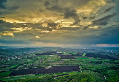 Gün batımında ilkbaharda tarlanın üzerinde uçuş. Moldova Cumhuriyeti.