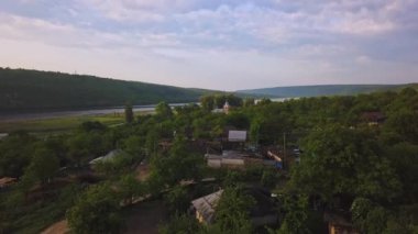 Gün batımında küçük bir köyün üzerinde uçuyorum. Avrupa köyü. Moldova Cumhuriyeti.