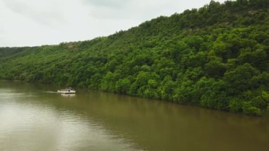 Güneşli bir yaz gününde nehir üzerinde uçmak. Moldova Cumhuriyeti'nin Dinyester Nehri.