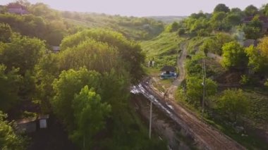 Kalın yeşillikli küçük bir köyün üzerinde uçmak. Moldova Cumhuriyeti.