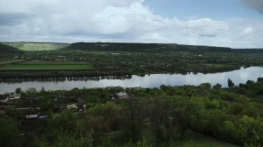 Nehir ile yaz manzara panorama. Dinyester Nehri, Moldova. Steadicam atış.