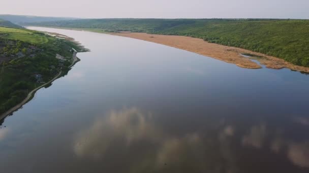 Flyger Över Älven Solig Sommardag Floden Dniester Republiken Moldavien — Stockvideo