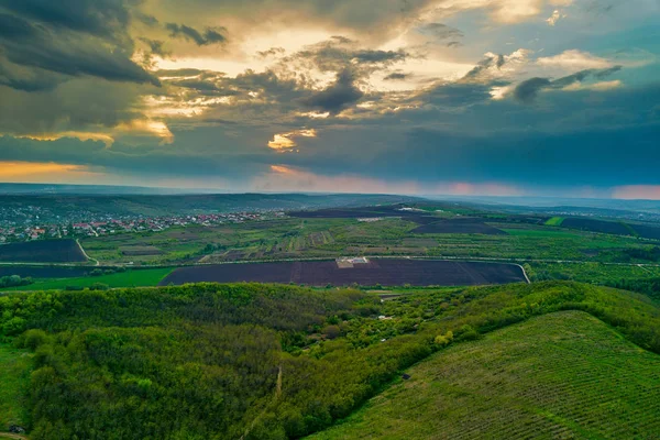 Volo sul campo coltivabile in primavera al tramonto. Moldova Repubblica di . — Foto Stock