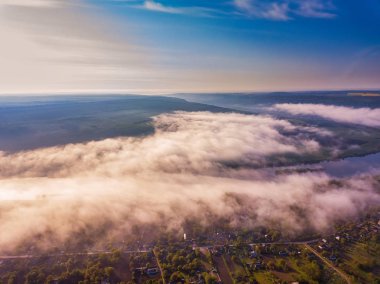 Sabahın erken saatlerinde nehir manzarası. Uzakta bir kulübe ve mistik sis le kaplı ağaç, çok sessiz ve sakin.