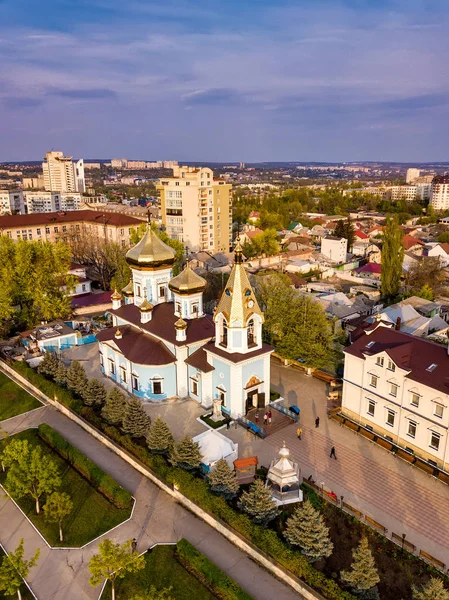 Kishinev şehrindeki Hıristiyan Kilisesi'nin havadan drone görünümü