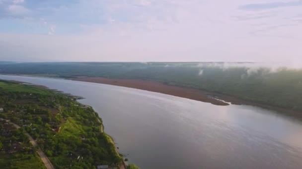 Güneşli Bir Yaz Gününde Nehir Küçük Bir Köy Üzerinde Uçan — Stok video