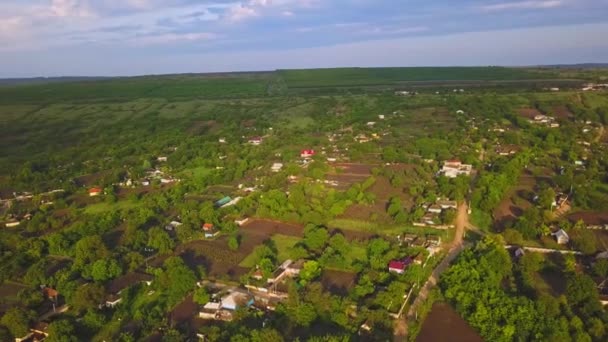 Gün Batımında Küçük Bir Köyün Üzerinde Uçuyorum Avrupa Köyü Moldova — Stok video