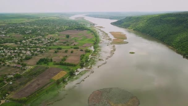 Zboară Peste Râu Într Însorită Vară Râul Nistru Republicii Moldova — Videoclip de stoc