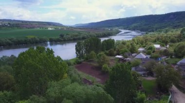 Nehir ve küçük köy manzaralı. Moldova Cumhuriyeti Dniester Nehri.