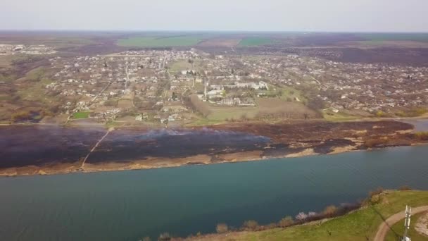 Blick Auf Den Fluss Und Das Kleine Dorf Frühlingsfeuer Dniester — Stockvideo