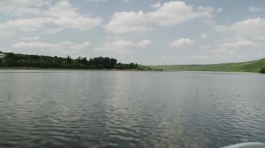 Hareket halindeki nehirdeki motorlu bottan görünüm