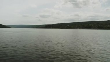 Hareket halindeki nehirdeki motorlu bottan görünüm