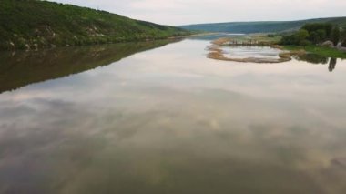 Bahar zamanı nehrin üzerinden uçacağız. Moldova Cumhuriyeti Dniester Nehri.